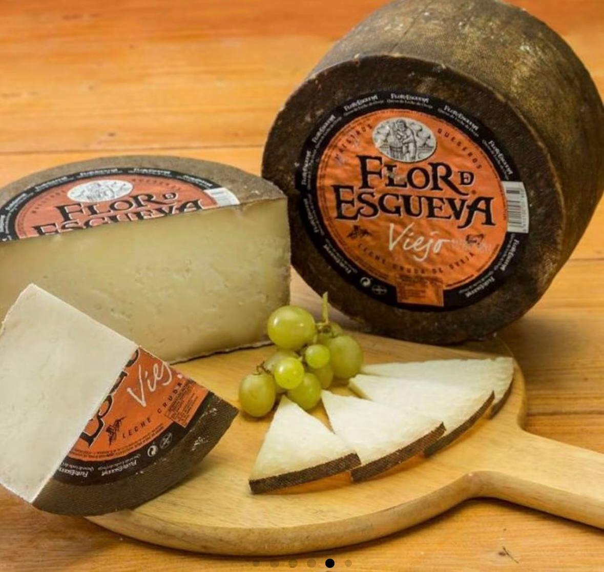 Lonchas de queso de oveja curado Flor de Esgueva con uvas en tabla de madera